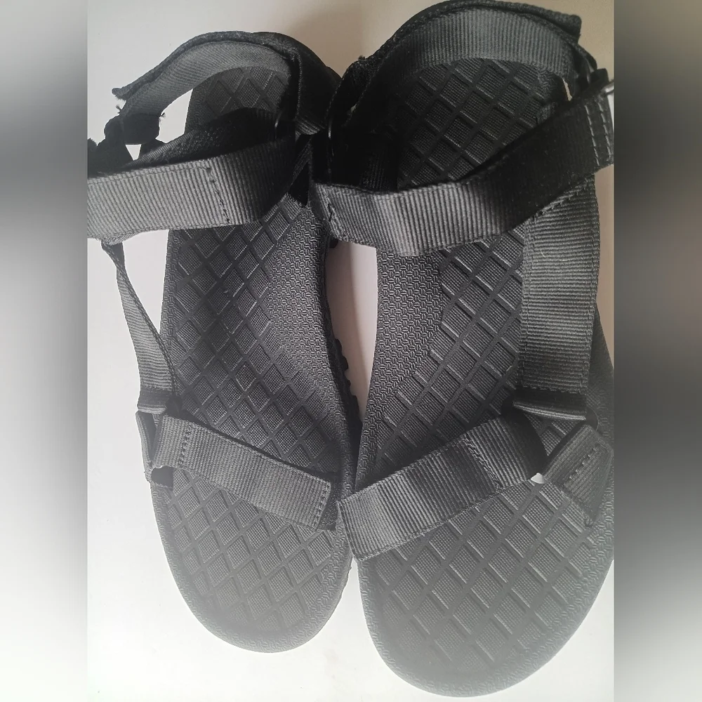 Black Sandals with Sleek Design and Comfort